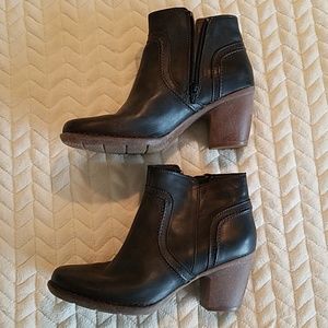 SALE!! Clark gray booties 9